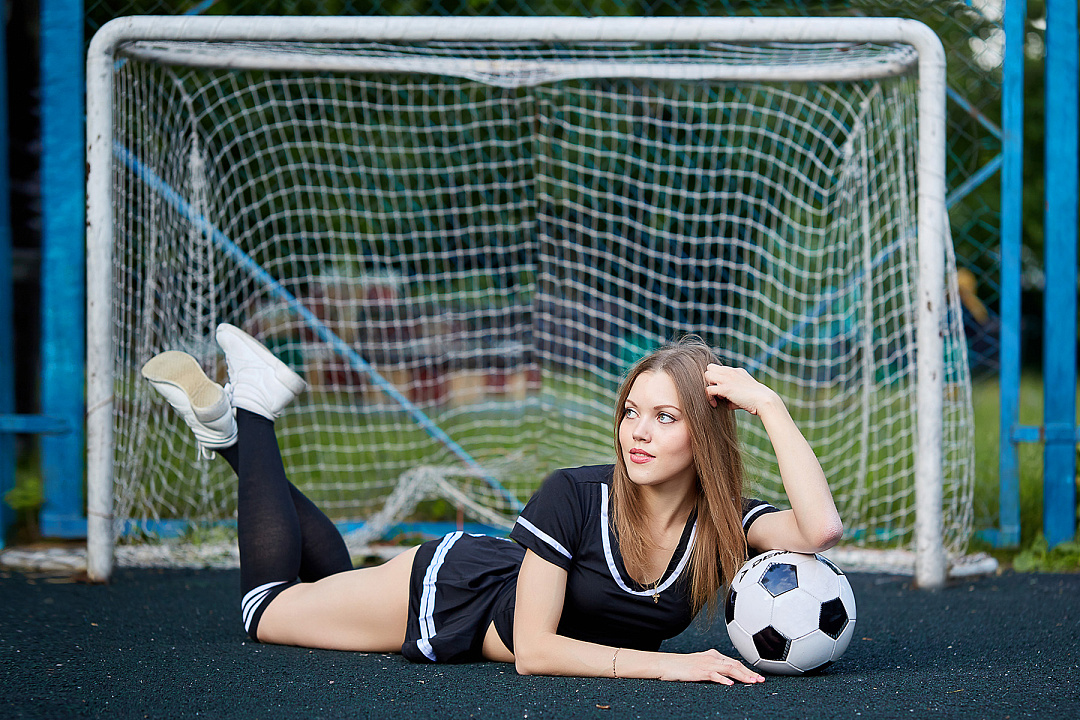 Девушка на футбольном поле